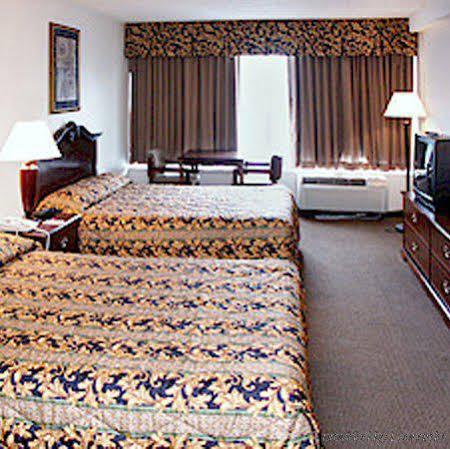 Wynnwood Plaza Hotel Newport News Exterior foto