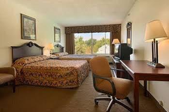 Wynnwood Plaza Hotel Newport News Exterior foto