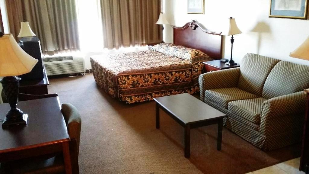Wynnwood Plaza Hotel Newport News Exterior foto