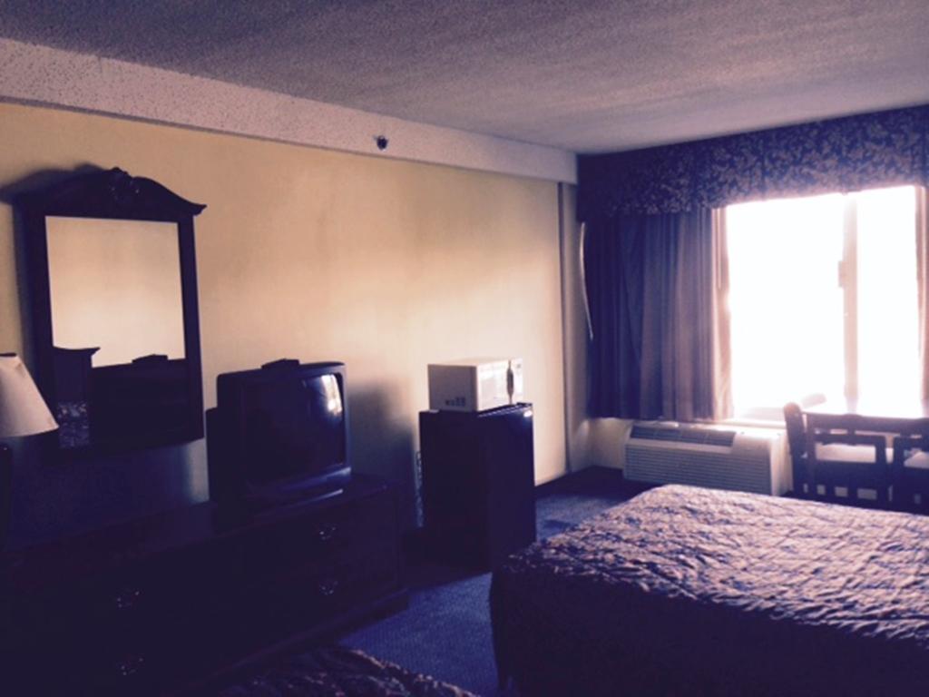 Wynnwood Plaza Hotel Newport News Exterior foto